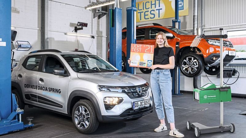 Nina Splettstößer aus Berlin möchte möglichst viele Autofahrer für die Teilnahme am Licht-Test ´21 gewinnen.