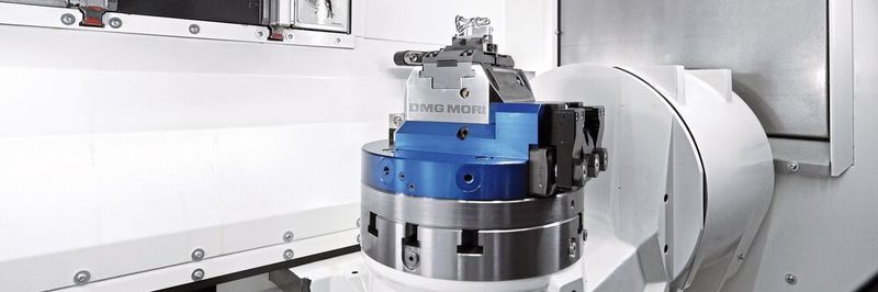 Die Ausstattung der DMP 35 umfasst eine Inline Spindel mit 15 000 U/min, direkte Absolut-Wegmesssysteme in allen Achsen und das Werkzeugmagazin mit 15 Plätzen für bis zu 150 mm lange Werkzeuge.