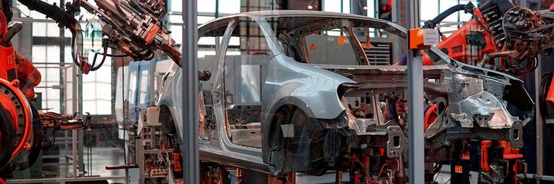 Eine robotisierte Fertigungslinie in der Autoindustrie