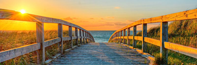 Wer sehnt sich nicht danach, einmal am Strand oder in den Bergen zu arbeiten? Homeoffice macht es möglich und ist in Zeiten der Pandemie ein fester Bestandteil im Alltag vieler Mitarbeiter geworden.