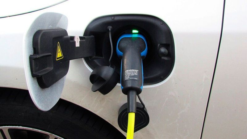 Bisher muss bei Plug-in-Hybriden entweder ein CO2-Kriterium erfüllt sein oder eine Mindestreichweite gegeben sein.