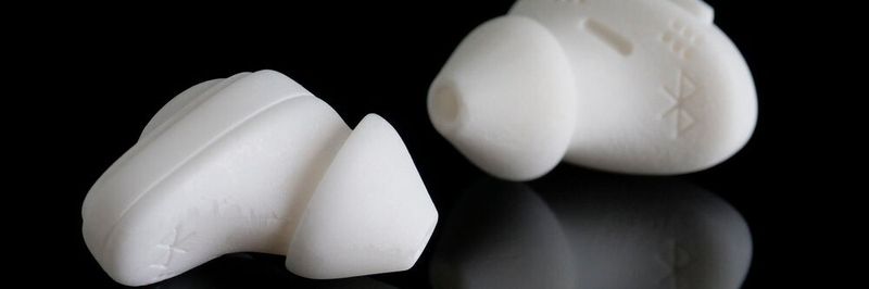 In-ear-Kopfhörer sind eine beliebte Anwendung für technische Keramik aus dem 3D-Drucker. Xjet stellt sie aus Zirkonoxid her.