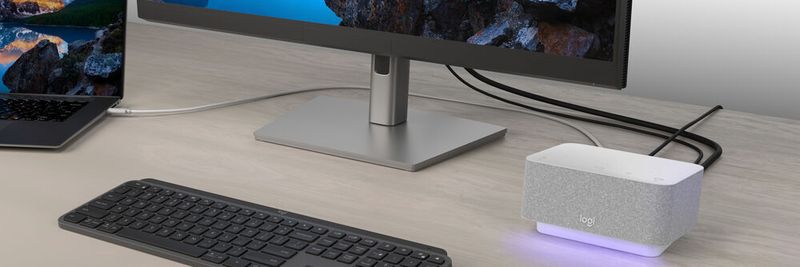 Das Logi Dock bietet nicht nur Anschlüsse für Monitore und Peripheriegeräte, sondern auch noch integrierte Lautsprecher, Mikrofone sowie Bedienelemente für digitale Konferenzen.