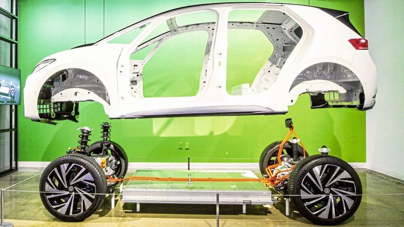 E-Automobil aus zwei Komponenten: die Fahrgastzelle oben und das Antriebssystem mit Batterie unten.