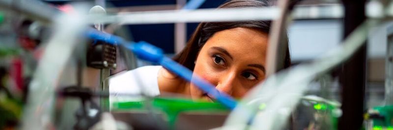 Um die Smart Factory zu sichern, reicht es nicht, nur in technische Lösungen zu investieren. Zudem müssen das Know-how von Führungspersonen oder die Organisationsstruktur als wichtige Faktoren angesehen werden.