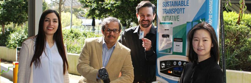 Mit einer Akkuladung von Melbourne nach Sydney – dank der neuen Lithium-Schwefel-Batterietechnologie (von links): Mahdokht Shaibani, Mainak Majumder, Matthew Hill, Yingyi Huang.