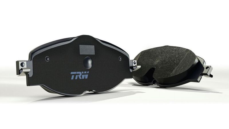 Schwarz, aber hergestellt mit grünem Strom: neuer Bremsbelag von TRW.