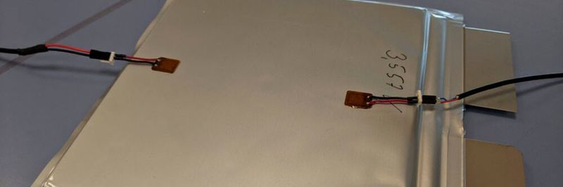 Blick auf eine Batteriezelle mit piezoelektrischen Sensoren zur Überwachung des Ladezustands.