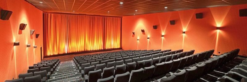 Anspannung in der Luft: Bei Nervosität geben Kinobesucher vermehrt Isopren ab – ein messbarer Hinweis darauf, wie belastend ein Film ist.