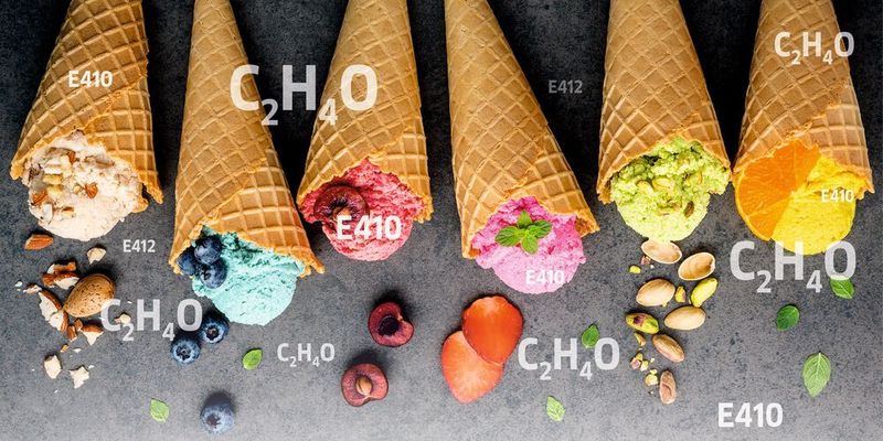 Abb. 1: Johannisbrotkernmehl (E410) und Guarkernmehl (E412) wird häufig mit Ethlyenoxid begast. Problem: Das Gas ist krebserregend und kann sich als Rückstand in Produkten wie Eiscreme finden.