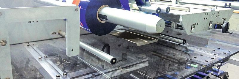 Kontinuierliche Rotation mit 2 Folienrollen durch einen automatischen Splicer.