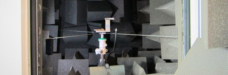 Die Messkammer der Vollfreifeld-Raum-Akustik Klasse 1 nach DIN EN ISO 3745 misst 2,1 x 1,8 x 2,6 m. Hier werden Prototypen unter realen Bedingungen getestet.