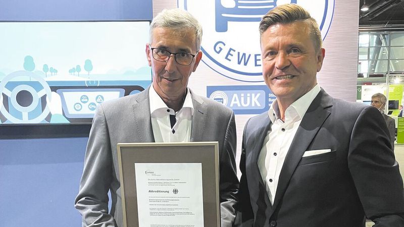 Endlich: Die Akkreditierungsurkunde für die AÜK ist da. Stolz präsentierten Werner Steber, Geschäftsführer der ZDK-Abteilung Werkstatt und Technik und Bundesinnungsmeister Wilhelm Hülsdonk die Urkunde und das neue Innungsschild für die AÜK.