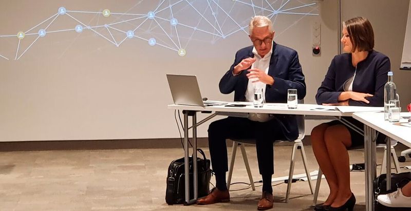 Die Veranstalter der SPS: Martin Roschkowski und Sylke Schulz-Metzner, beide Mesago Messe Frankfurt freuen sich: „Die Messegenehmigung ist inzidenz-unabhängig, eine Absage unsererseits droht deshalb nicht.“