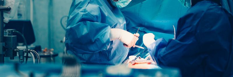 Dr. Ariane Schenk, Bereichsleiterin Health & Pharma beim Bitkom: „Auch wenn Spezialistinnen und Spezialisten per Video zugeschaltet werden, können sie wertvolle Erfahrungen oder Hinweise direkt in den OP-Saal weitergeben“