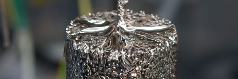 Eine Lithium-Flüssigmetall-Elektrode: Forscher konnten den Wirkungsgrad deutlich verbessern.