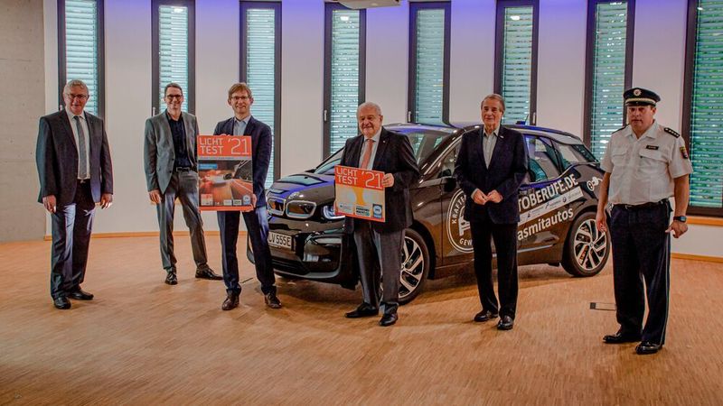 Werben gemeinsam für den Licht-Test 2021: (v. l.) Wolfgang Wagner-Sachs, Vorstandsvorsitzender ADAC Hessen-Thüringen, Joachim Kuhn, Geschäftsführer Landesverband Hessen des Kfz-Gewerbes, Jens Deutschendorf, Staatssekretär Hessisches Ministerium für Wirtschaft, Energie, Verkehr und Wohnen, Jürgen Karpinski, Präsident Kfz-Gewerbe Hessen, Klaus Ruppelt, Präsident Landesverkehrswacht Hessen, und Thomas Schmidl, Leitender Polizeidirektor.
