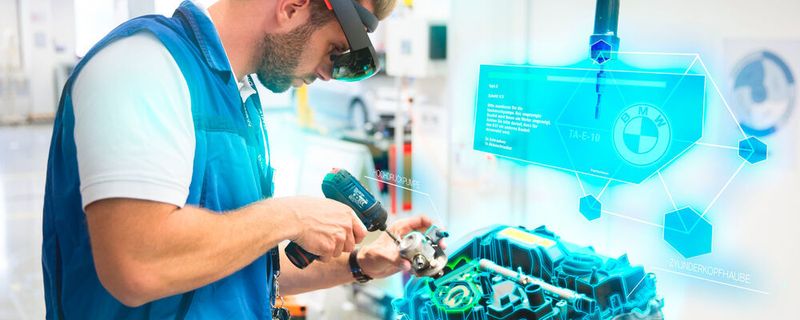 Einbauort- und lage eines Bauteils erhält der Werker in der Augmented-Reality-Brille angezeigt: Die Anwendung ist nur ein Beispiel, wie der Automobilhersteller BMW virtuelle Realitäten einsetzt.