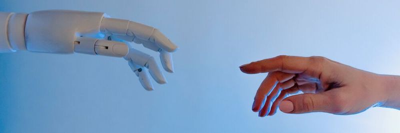 Künstliche Intelligenz ist in der Lage viele Bereiche im Influencer Marketing zu unterstützen. Zum Beispiel kann KI schneller die passenden Influencer zur eigenen Marke finden oder Musik kann durch die Verwendung von KI-basierten Musikplattformen intuitiver und schneller kreiert werden.