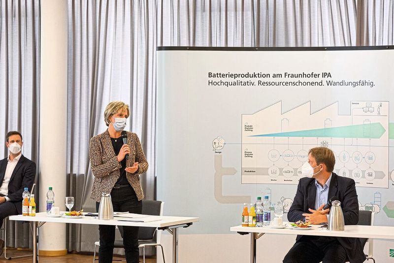 Wirtschaftsministerin Nicole Hoffmeister-Kraut und IPA-Institutsleiter Professor Alexander Sauer während der Eröffnungsveranstaltung.