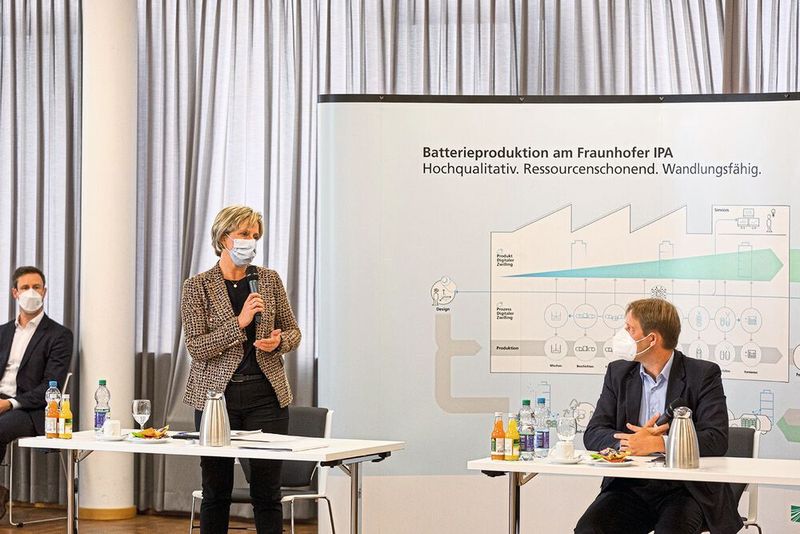 Wirtschaftsministerin Nicole Hoffmeister-Kraut und IPA-Institutsleiter Professor Alexander Sauer während der Eröffnungsveranstaltung.