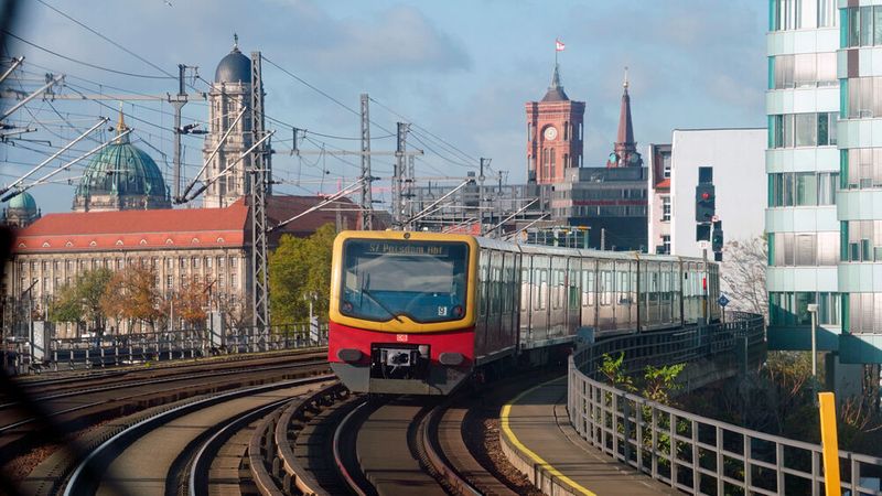 Seit dem Ausbruch der Corona-Pandemie hat der Verkehrsverbund Berlin-Brandenburg einen Rückgang von rund einem Drittel bei den Fahrgastzahlen hinnehmen müssen.