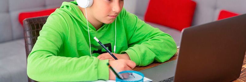 Hessens Schulen müssten eigentlich aus Datenschutzgründen ein anderes Videokonferenzsystem nutzen – doch ein Nachprüfungsantrag verhindert das