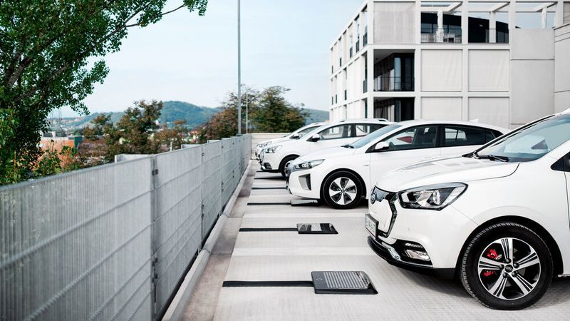 Easelink setzt auf das sogenannte „Matrix Charging“. Dabei werden E-Autos per nachgerüstetem Connector mit einer Ladeplatte im Boden verbunden.