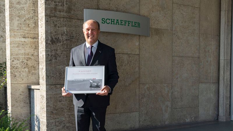 Andreas Hamann, Stiftungsvorstand der Schaeffler FAG Stiftung, präsentiert die Urkunden der Preisträger für den diesjährigen Innovation Award.