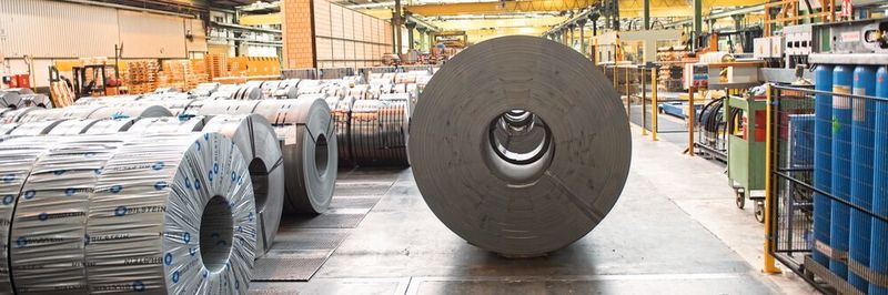 Um die Qualität der Produkte sicherzustellen, genießt ihr Schutz oberste Priorität. Insbesondere der Korrosion der Materialien durch äußere Einflüsse selbst bei der Lagerung in Hallen entgegenzuwirken, spielt dabei eine wichtige Rolle.