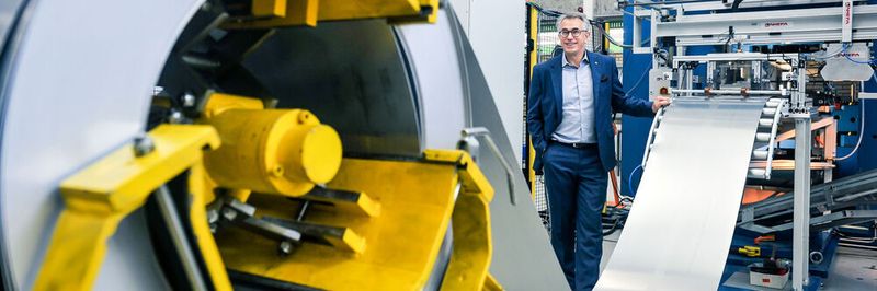 Institutsleiter Prof. Mathias Liewald an der Versuchsanlage am Institut für Umformtechnik der Universität Stuttgart.