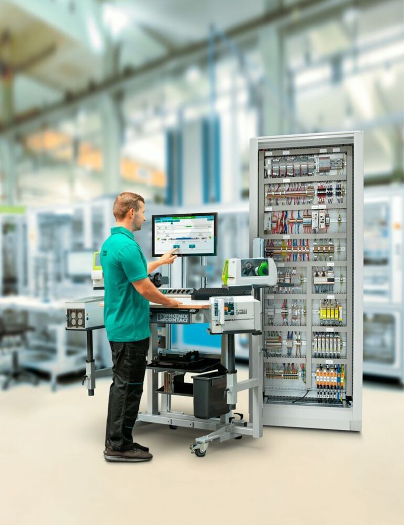 Der clipx WIRE assist führt den Anwender durch den Prozess der teilautomatisierten Leitervorbereitung, steuert Ausgabegeräte und stellt die notwendigen Informationen basierend auf CAE-Daten zur Verfügung.