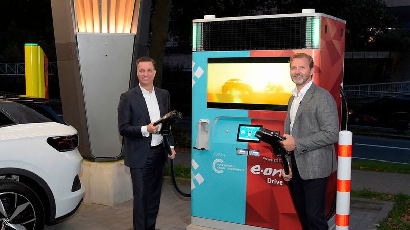 Volkswagens Technik-Vorstand Thomas Schmall (li.) und Eon-Vertriebsvorstand Patrick Lammers haben in Essen den ersten „Eon Drive Booster“ in Betrieb genommen.