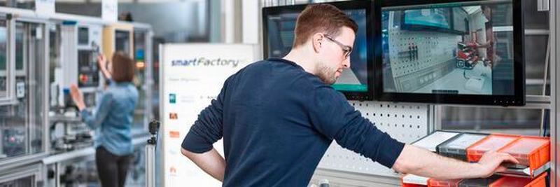 Smart Factory KL baut derzeit eine Shared Production auf drei Standorte verteilt in Kaiserslautern auf und integriert hier bewusst viele Handarbeitsplätze.