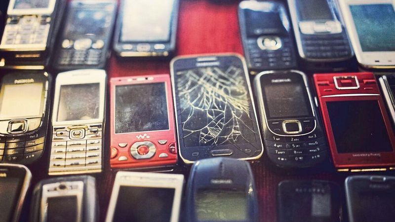Bei Handys und Smartphones lohnt sich eine Reparatur kaum. Sie werden weggeworfen und neu gekauft.