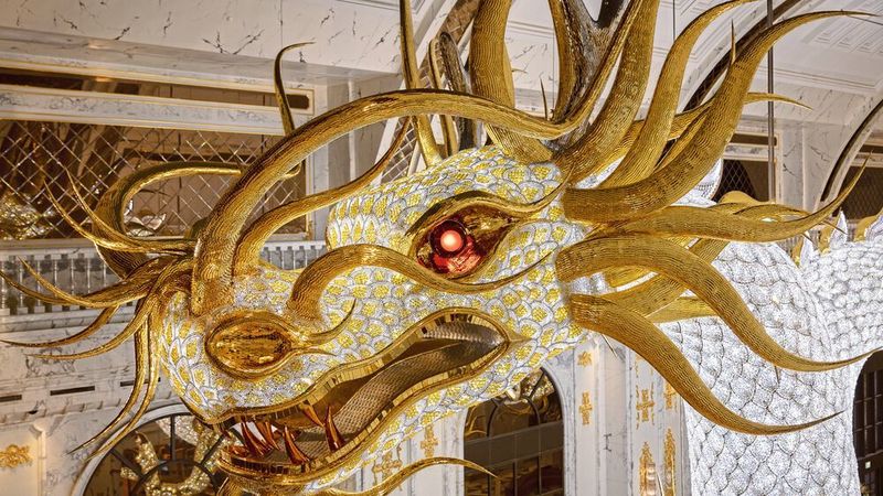 Zwei Drachen wurden installiert. Zusammen wiegen sie 40 t. Jeder von ihnen ist 32 m lang. Ihre Körper sind mit 2,5 Millionen Swarowski-Kristallen bedeckt, die einzeln von Hand eingepasst wurden.