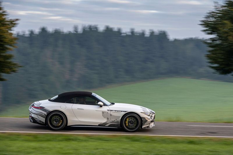 Der Mercedes-Benz SL wird komplett überarbeitet: Neu ist zum Beispiel das Stoffdach.