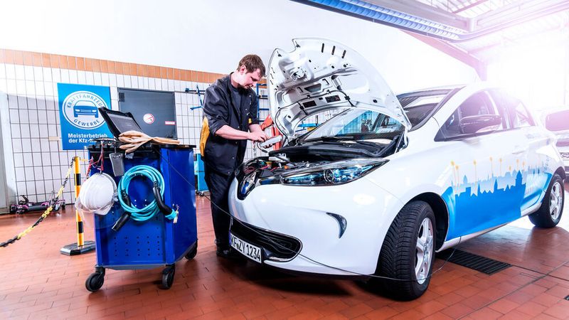 Laut einer Auswertung der Allianz-Versicherung sind die Reparaturen bei E-Autos im Schnitt teurer als bei Benzin- oder Diesel-Fahrzeugen.