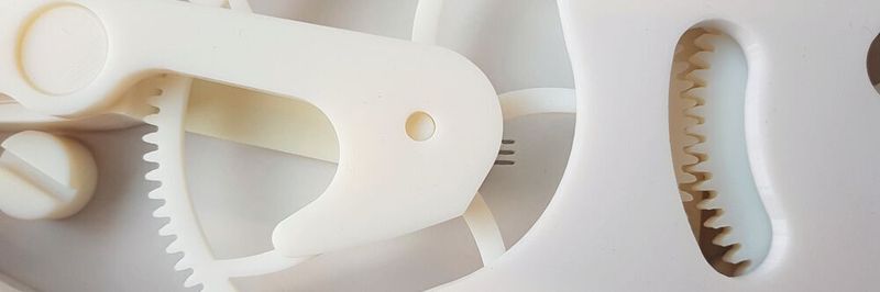 Détails de mouvement horloger fabriqué avec la technologie SLA-Polyjet.