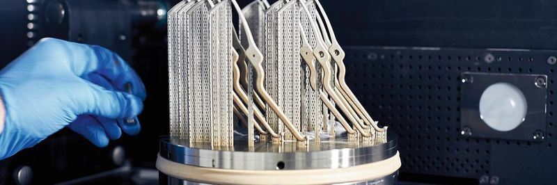 Quatorze pièces unitaires pour sept pinces médicales peuvent être imprimées en une seule opération dans la TruPrint 2000 de Trumpf. Les supports requis pour cela sont retirés pendant l'opération ultérieure.
