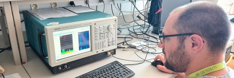 Kommunikation überwachen: Die Signale von und zum Wetterballon überwachen Wissenschaftler mit einem Spektrumanalysator.