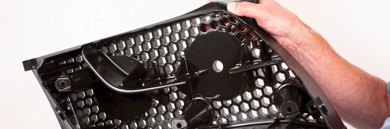 Gross und stabil: Aus dem Acrylatharz Accura AMX Rigid Black gefertigte Vorrichtung für Pkw-Kühlergrill.