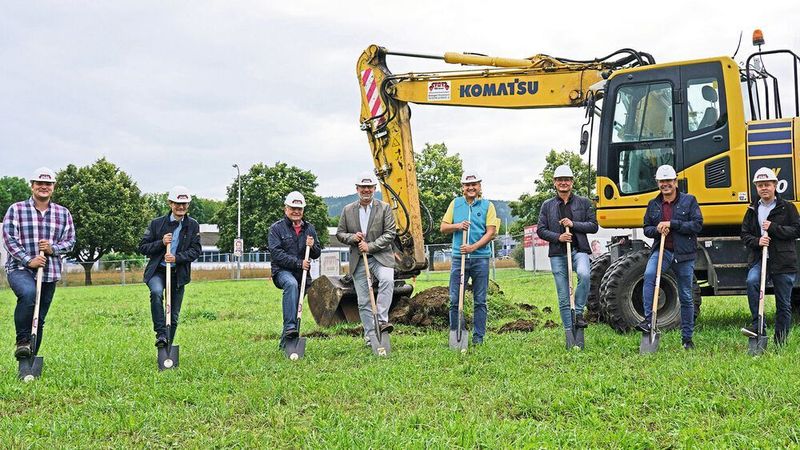 Baubeginn mit dem Spatenstich am 23. August mit Vertretern der Unternehmen Beckhoff, Schairer + Partner Architekten sowie Stotz Bau.