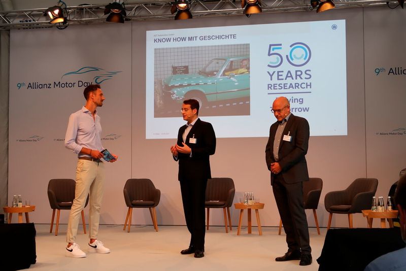 Von rechts: Dr. Christoph Lauterwasser, Geschäftsführer der AZT Automotive GmbH, Jochen Haug, Schadenvorstand der Allianz Versicherungs-AG, und Moderator Fero Andersen während des 9. Allianz Motor Days am 22. September 2021.