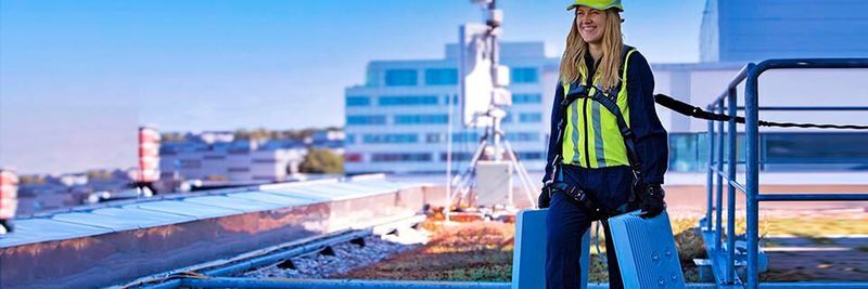 Eine Ericsson-Mitarbeiterin mit 5G-Antennen auf dem Dach der Ericsson-Headquarters in Schweden.