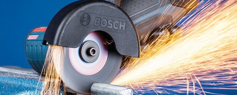 Die Flex geht zwar noch nicht in Rente, doch: Je mehr der Materialmix in Fahrzeugen voranschreitet, desto mehr werden sich Werkstätten mit neuen Trenntechniken auseinandersetzen müssen.