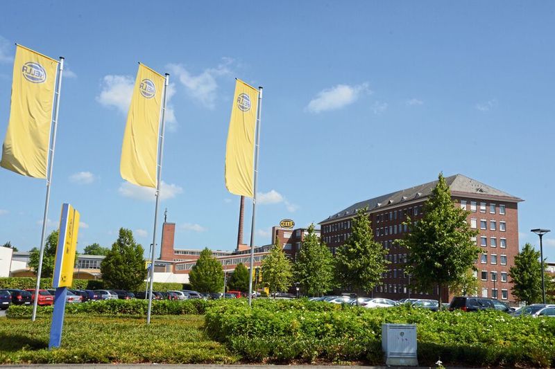 Standort Lippstadt: Der Automobilzulieferer Hella hat mit trotz voller Auftragsbücher mit Engpässen zu kämpfen.
