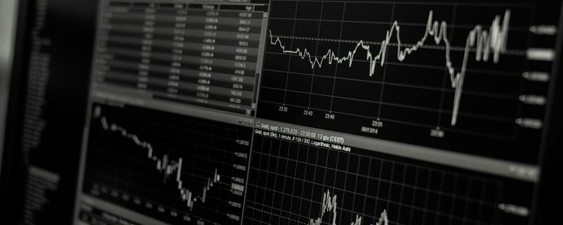Erst ab, dann auf: Die deutsche Wirtschaft erholt sich langsamer als erhofft. Gründe dafür sind die anhaltende Allokationssituation für viele Vorprodukte und Rohstoffe sowie die weiter geltenden Corona-Schutzmaßnahmen.