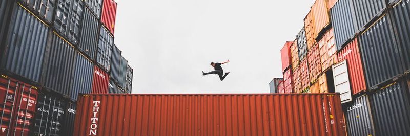 Heutzutage gibt es im B2B-E-Commerce immer noch einige Sektoren, in denen die Verkaufsprozesse noch vollkommen instransparent sind. Dort kann man sich durch Geschwindigkeit, Transparenz, Service und Internationalität einen Vorsprung gegenüber den Wettbewerbern verschaffen.