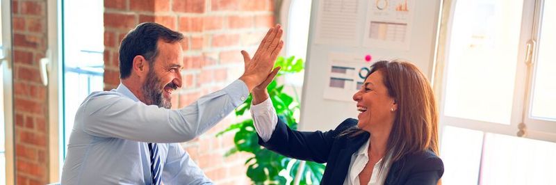 Im Hybrid Leadership gibt es einiges zu beachten. So muss die Führungskraft alle Mitarbeiter – egal ob im Büro oder von zu Hause aus tätig – gleichwertig behandeln.